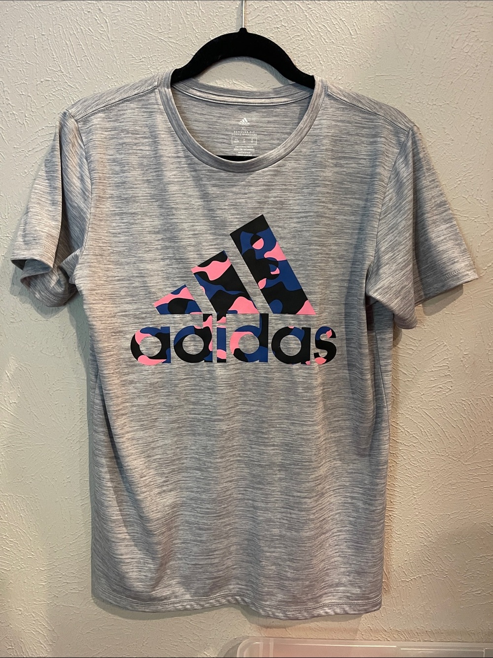 adidas Gray Tee with Pink & Blue Camo Logo. Boys XL. (18/20)